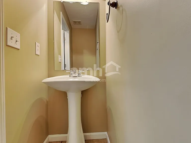 4207 N Yorkshire Sq — Photo 8