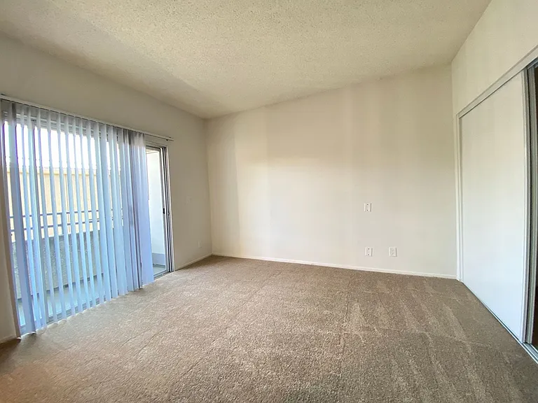 Farmdale Court Apartments — Photo 32