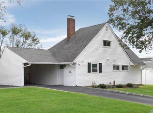 98 Springtime Ln W, Levittown, NY 11756