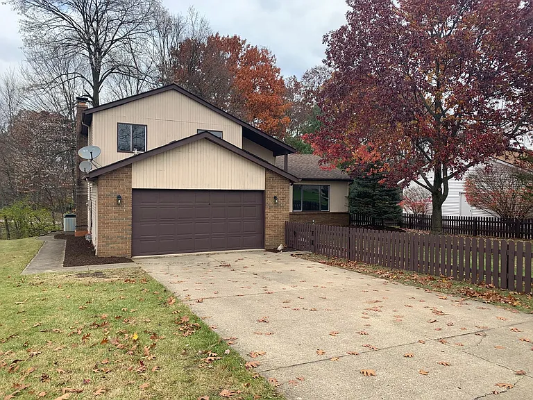 1081 Oakbrooke Dr — Photo 2