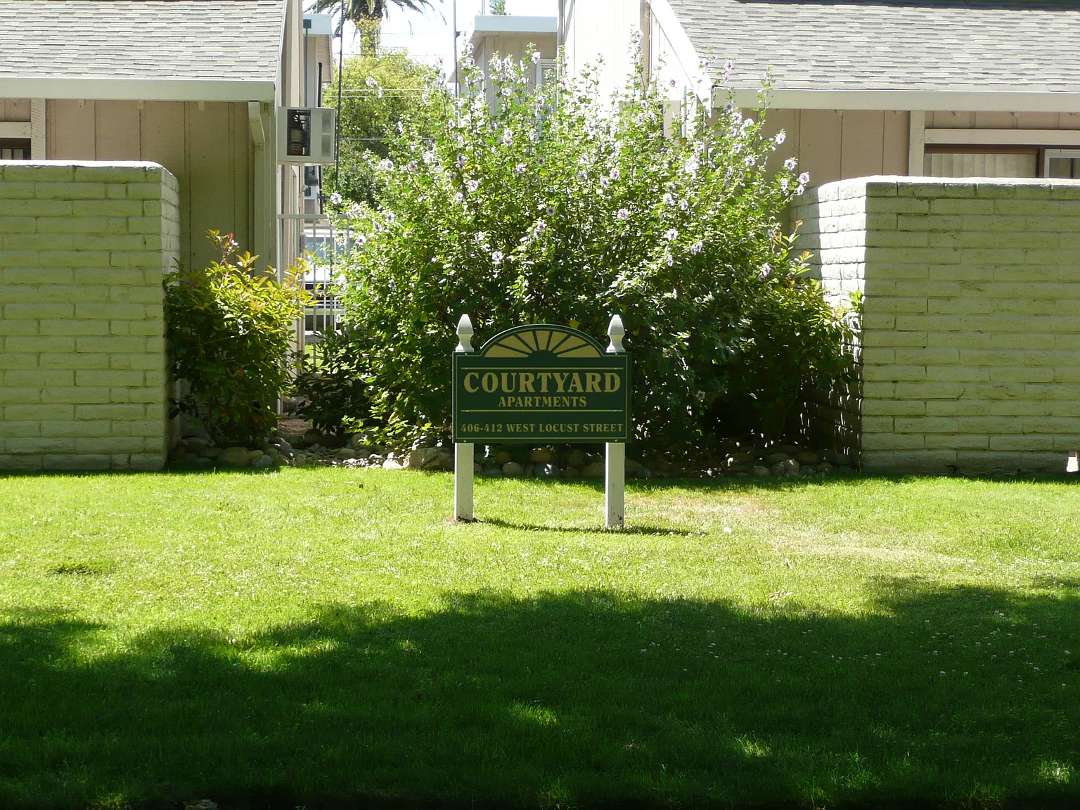 412 W Locust St — Photo 2