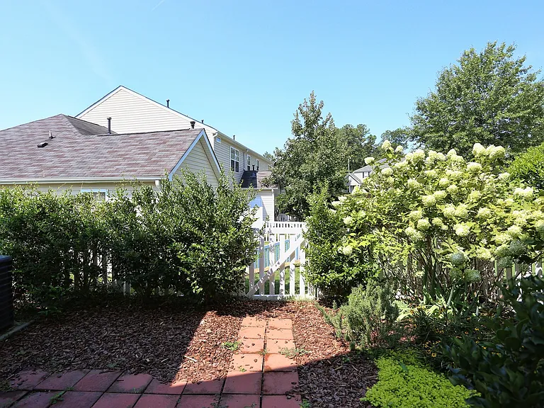 915 Cinnamon Dr — Photo 30