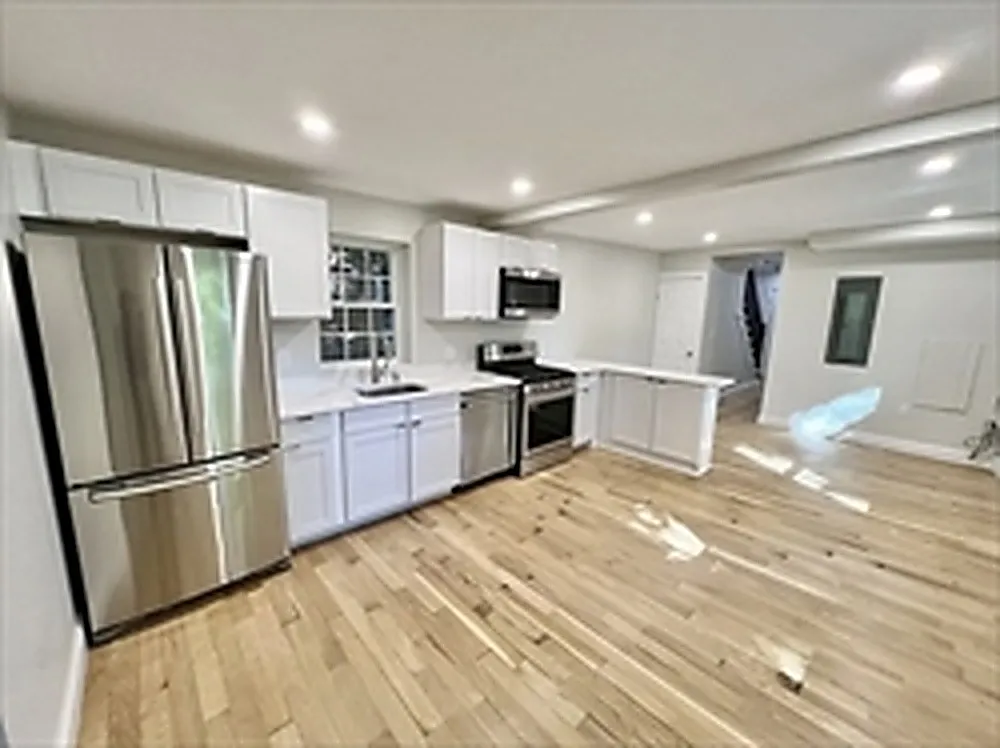 5 bed, 1500 sqft, $4,700 — Photo 2