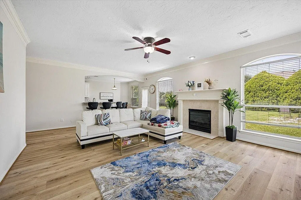 5 bed, 3.5 bath, 3681 sqft, $3,200 — Photo 3