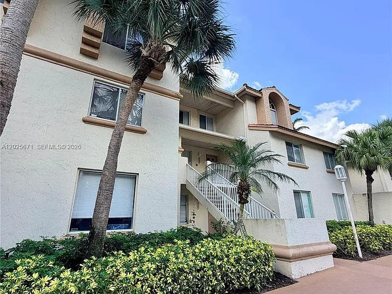 19216 Glenmoor Dr #19216 — Photo 3