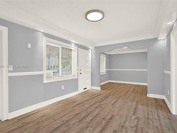 4th image of 2001 SW 37th Ave