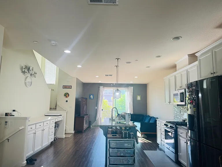 2285 Central Pkwy — Photo 3