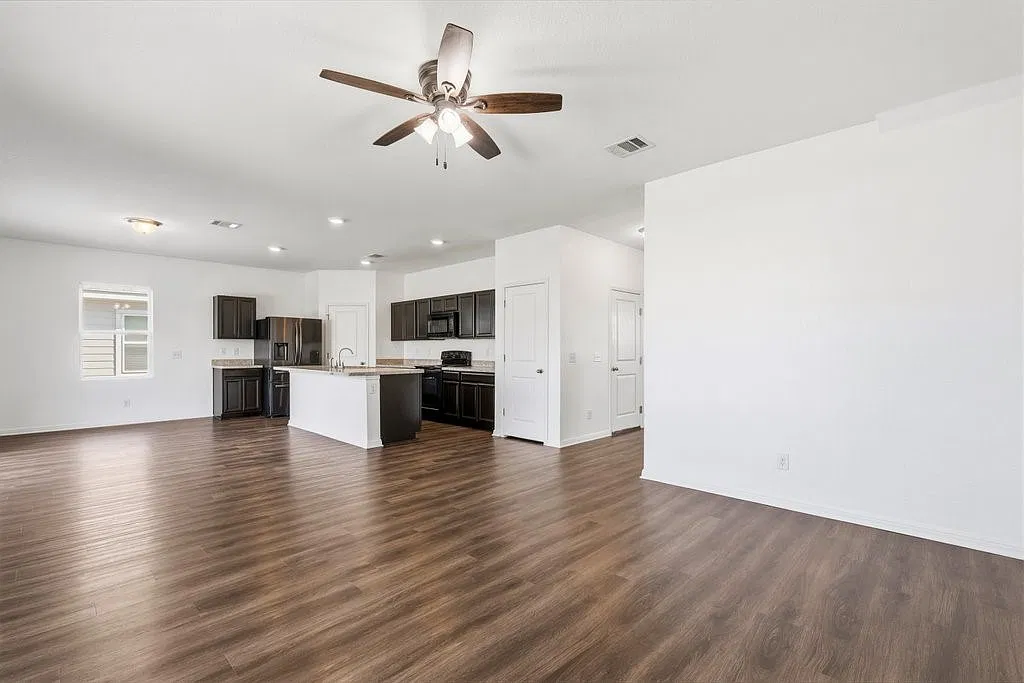 3 bed, 2.5 bath, 2041 sqft, $1,895 — Photo 3