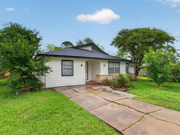 907 S 3rd St, La Porte, TX 77571