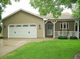 1528 Sherwood Rd, Shoreview, MN 55126