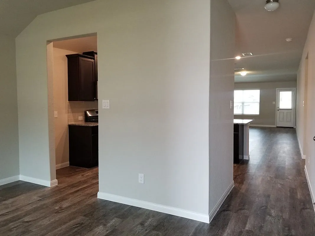 4 bed, 2.0 bath, 1668 sqft, $2,100 — Photo 3