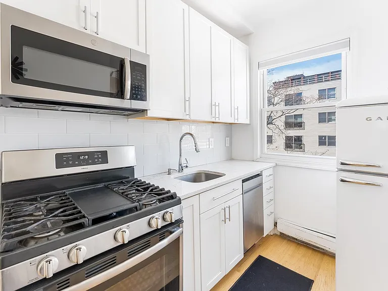 120 Monroe St #3L — Photo 13