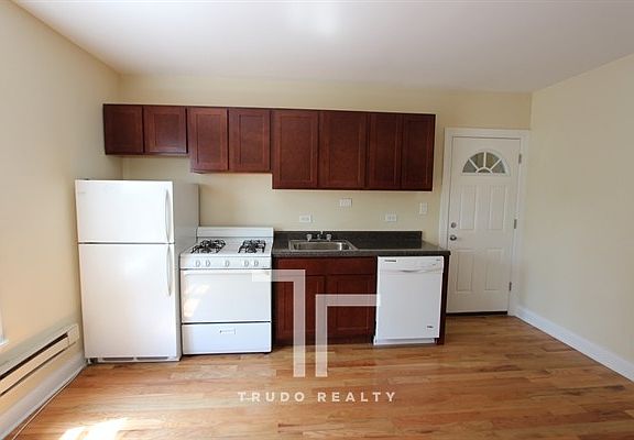 3rd image of 427 W Belden Ave #431GDN