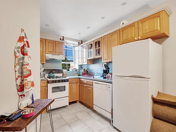 3rd image of 11 4th Pl APT 3R