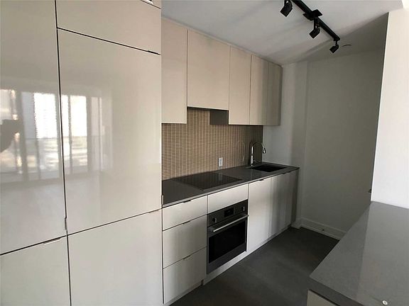 2nd image of 7 Grenville St #5503