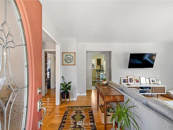 3rd image of 344 Harvard Avenue NE