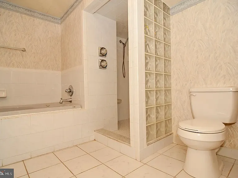 214 N Bradford St — Photo 19