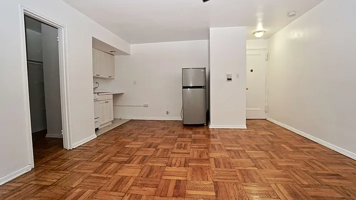 Sold by Bizzarro Agency | media 6