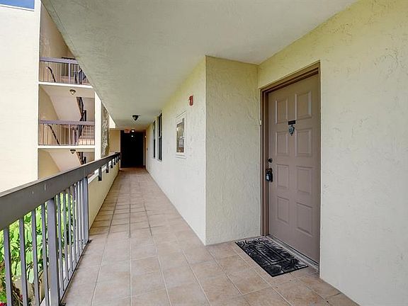 4th image of 955 Egret Cir APT 304