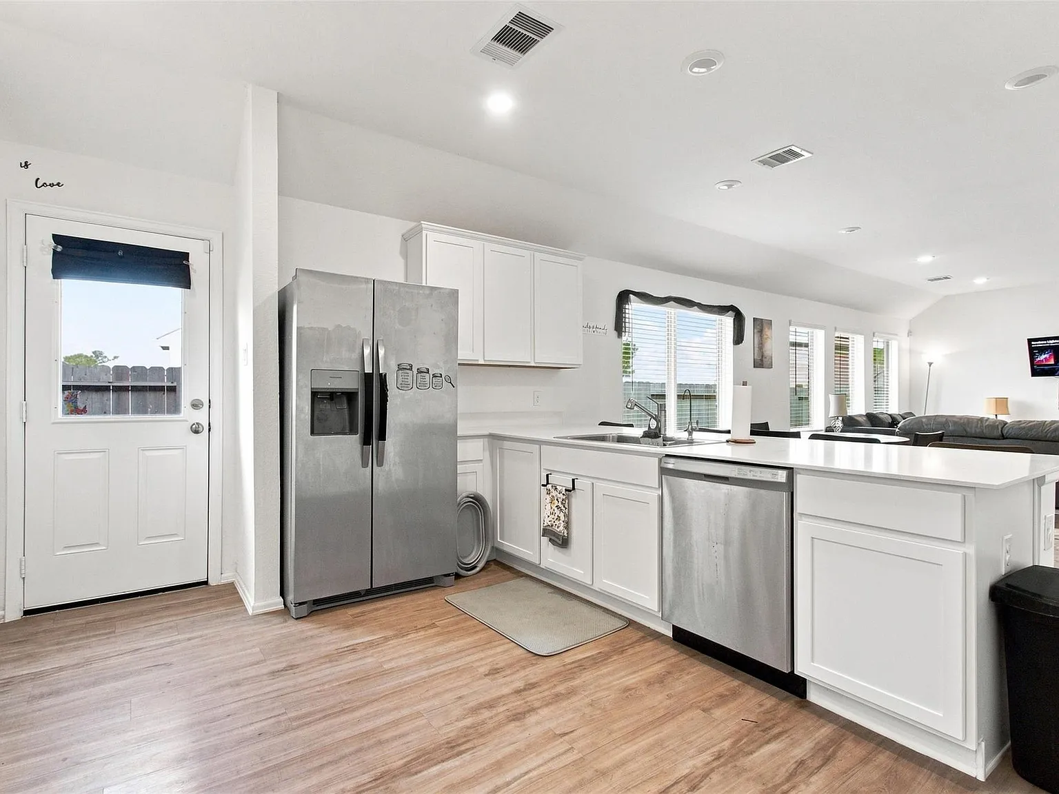 3 bed, 2.0 bath, 1701 sqft, $2,100 — Photo 3