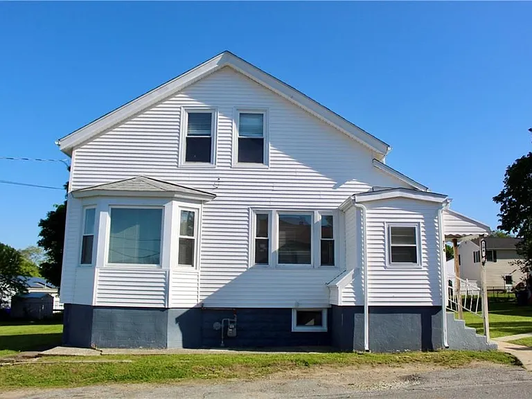 204 Lewis St — Photo 1