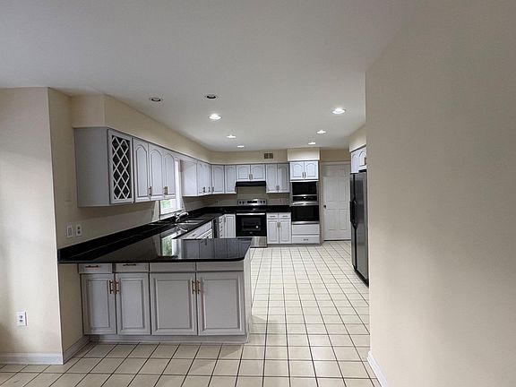2nd image of 3502 Holly Rd
