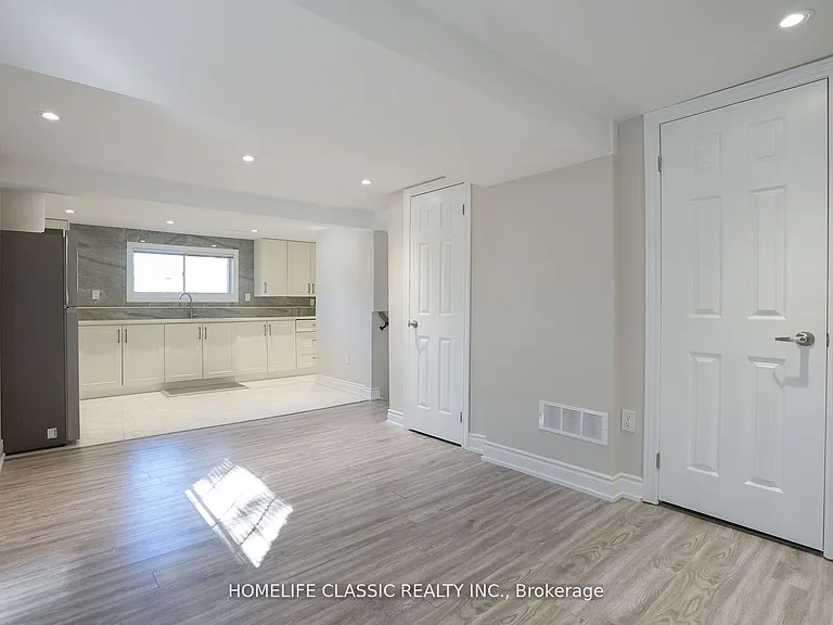 100 Chaucer Cres — Photo 8