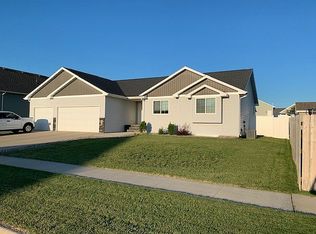 1504 27th St NW, Minot, ND 58703
