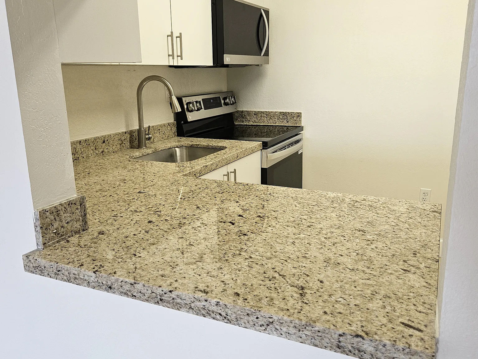 1 bed, 850 sqft, $1,800 — Photo 4
