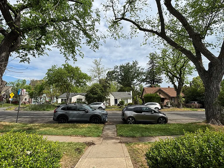T St — Photo 10