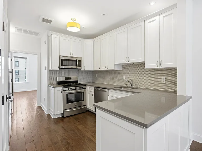 3184 Crescent St #2 — Photo 2