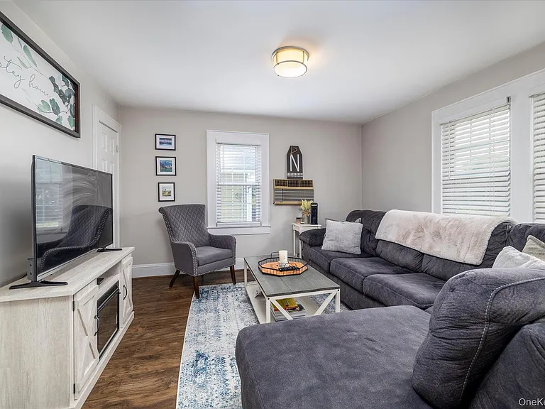 66 Reid Ave — Photo 8
