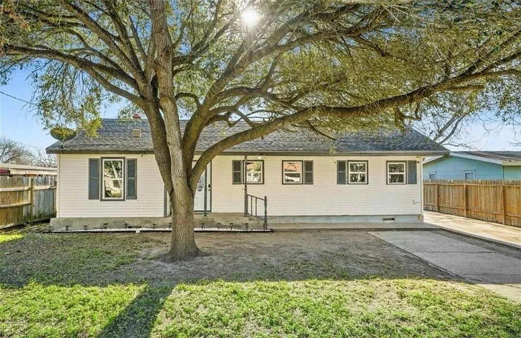 3 bed, 1.5 bath, 1060 sqft, $1,695 — Photo 1