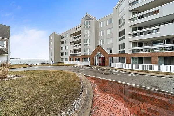 1 Commodore Ct — Photo 3