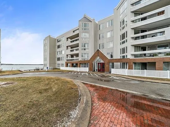 1 Commodore Ct, Hull, MA