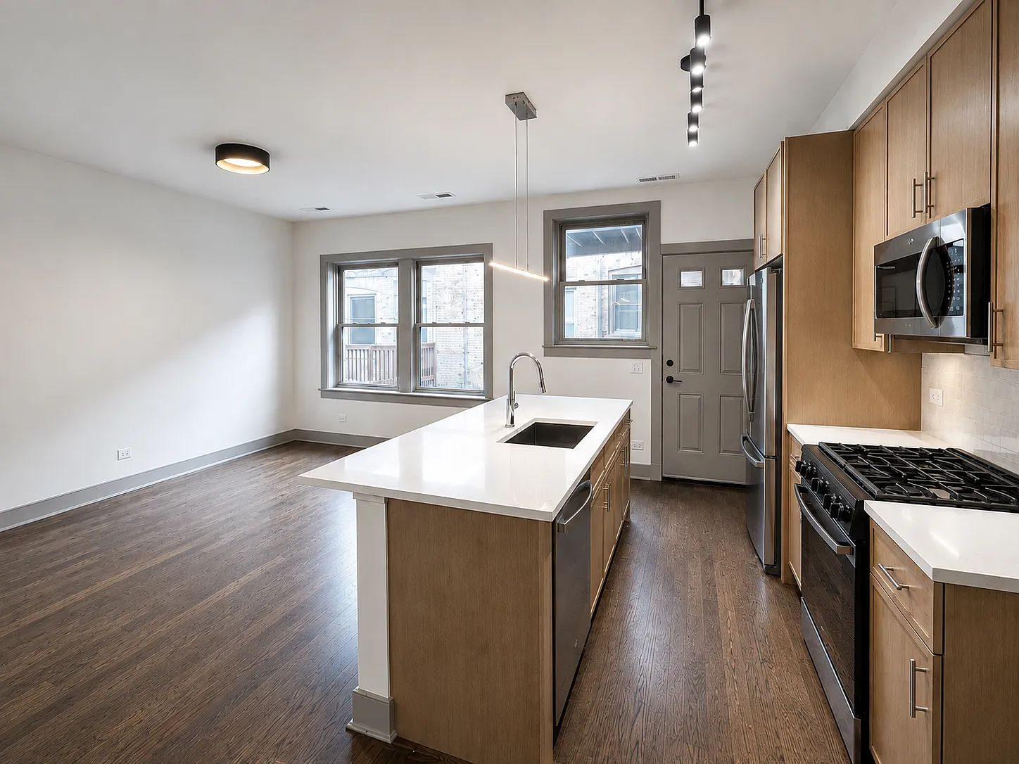 2 bed, 900 sqft, $2,350 — Photo 2