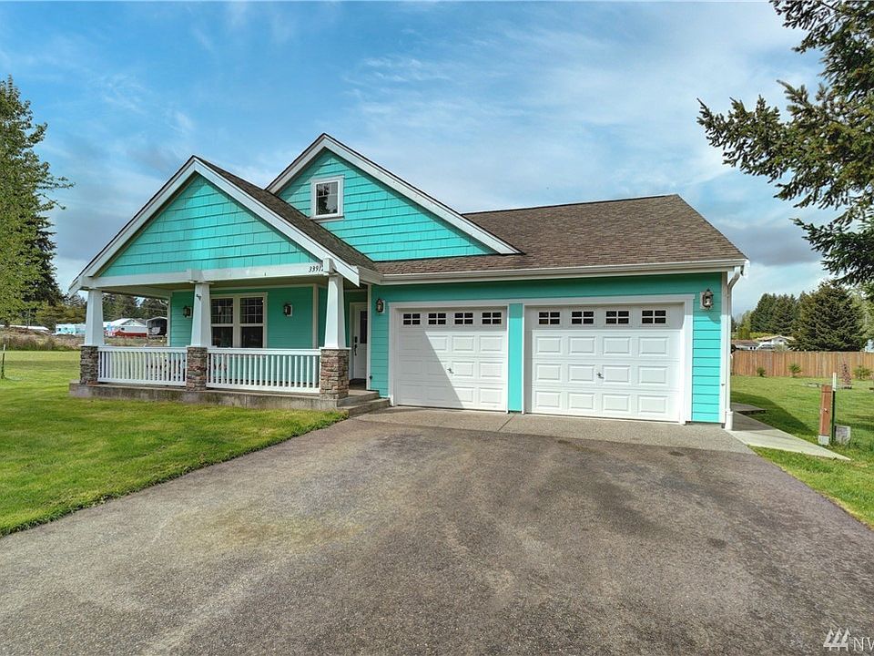 Welcome to this outstanding 4 bedroom, 3 full bath home sitting on a gorgeous lot in the lovely neighborhood of Lake Tapps Lakeridge. 