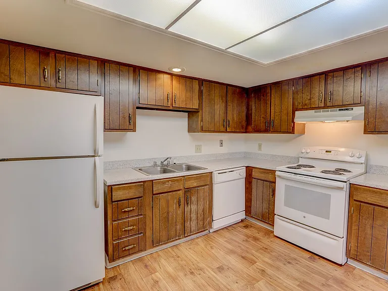 Applewood Crest Townhomes & Apartments — Photo 8