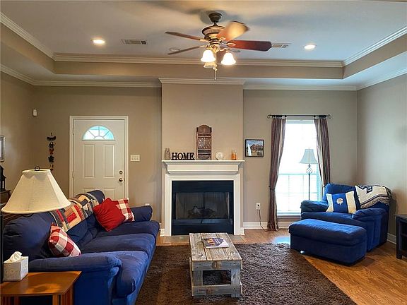 3rd image of 215 Live Oak Cir