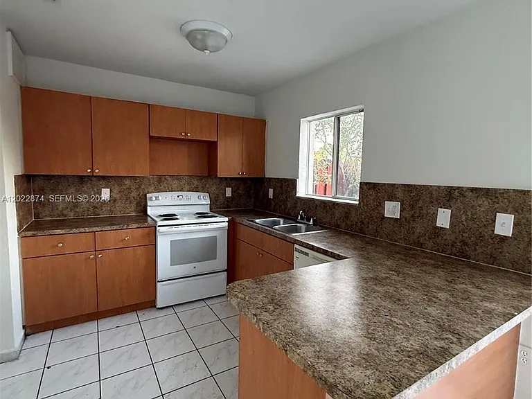 18615 NW 84th Pl #103-1 — Photo 2