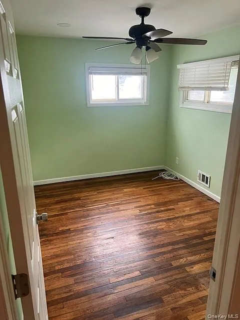 3 bed, 1.0 bath, 828 sqft, $4,100 — Photo 2