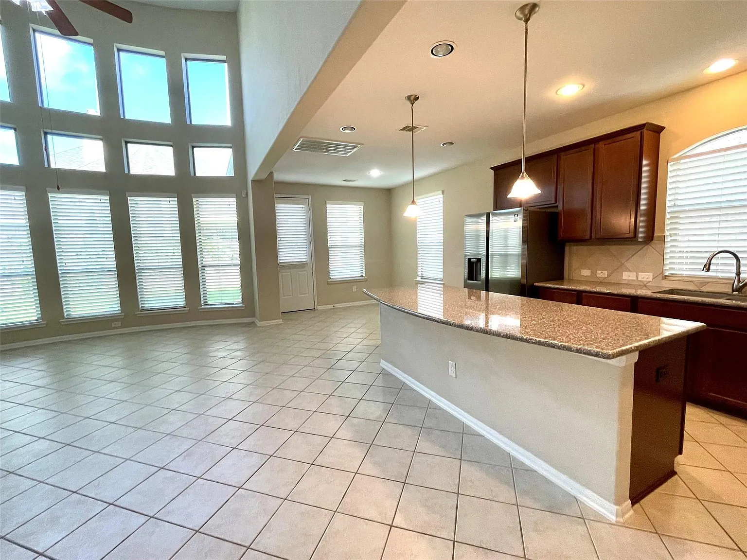 4 bed, 3.5 bath, 3030 sqft, $3,000 — Photo 2