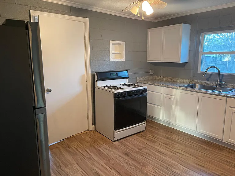 3217 James Ave — Photo 16