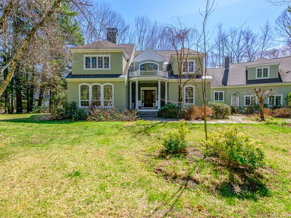 47 Lakeside Dr, Falmouth, ME 04105
