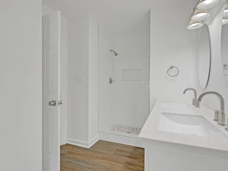 453 Waverly Pl — Photo 6