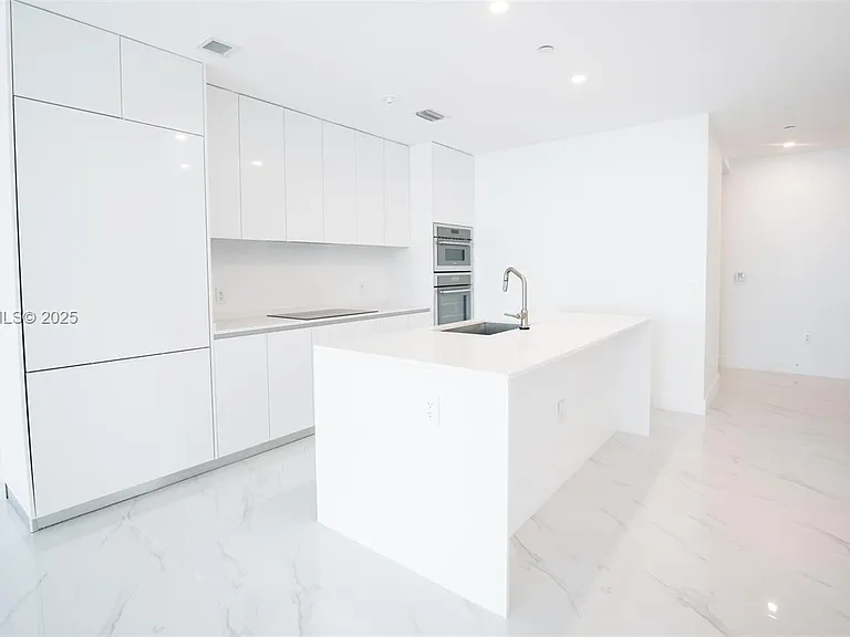 700 NE 24th St #2905 — Photo 3