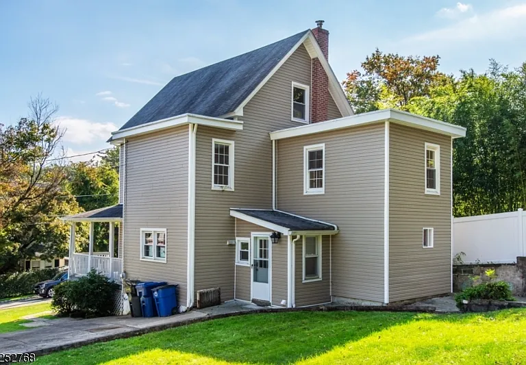 19 Center Ave — Photo 4