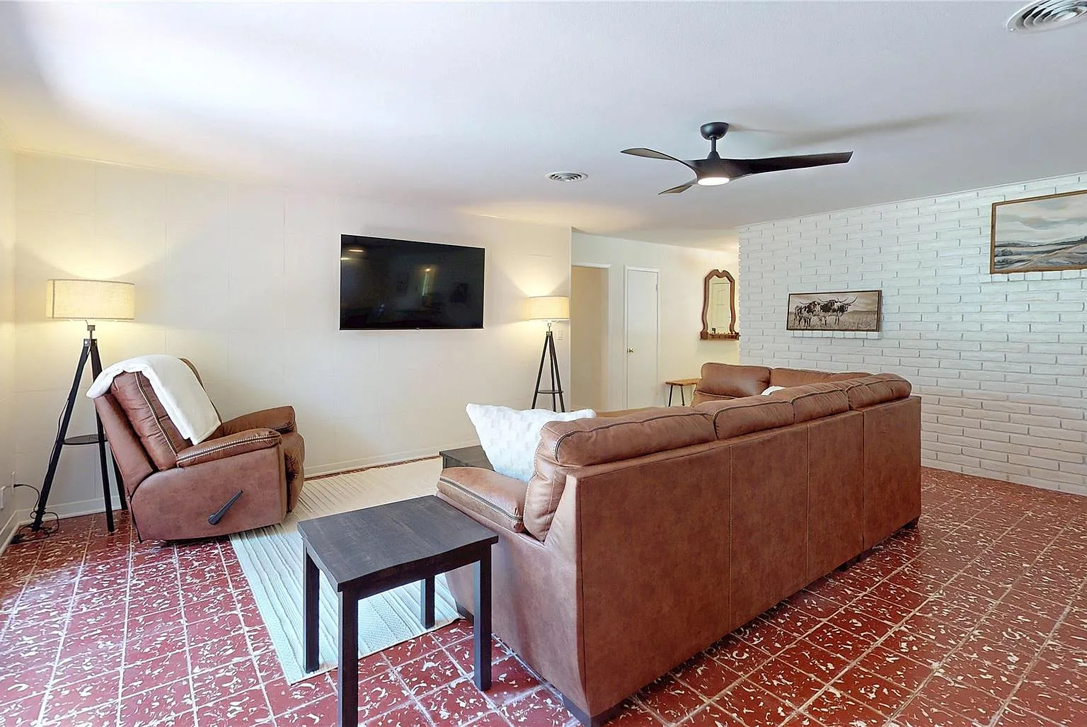 3 bed, 2.0 bath, 2260 sqft, $3,800 — Photo 3