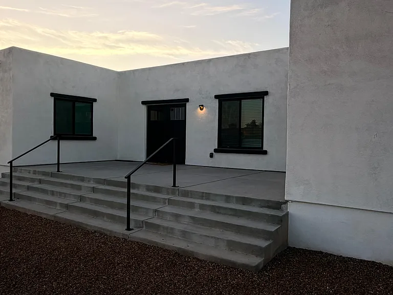 1831 E Breeze Ln — Photo 2