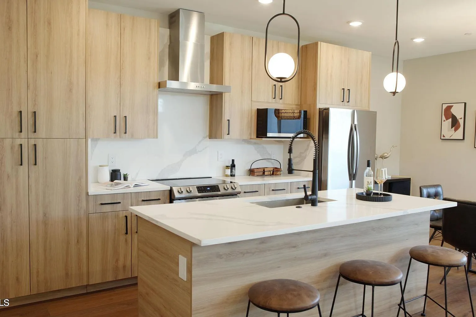 3 bed, 2.5 bath, 1800 sqft, $3,000 — Photo 1